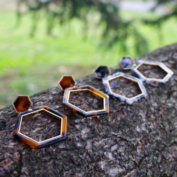 New Tortoise Marble Hexagon Link Hoops Earrings - Picture 10 of 10